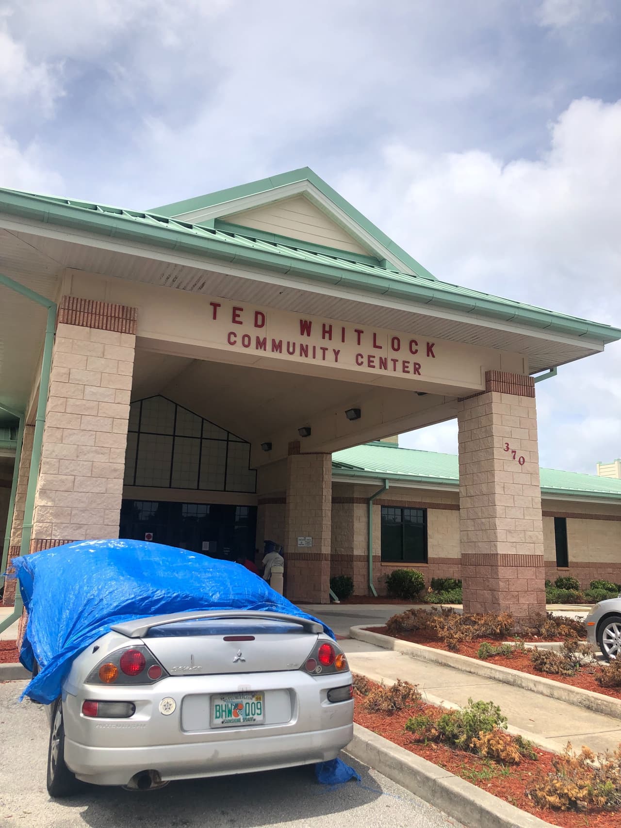“Aquí hay agua, aquí hay comida y la mayoría de las veces los huracanes cuando pasan, por muy cerquita o muy lejos que pasen, se va la luz, los caminos se bloquean y aquí yo creo que es un lugar seguro. Estamos agusto, en un lugar seguro”, afirma Peña.
