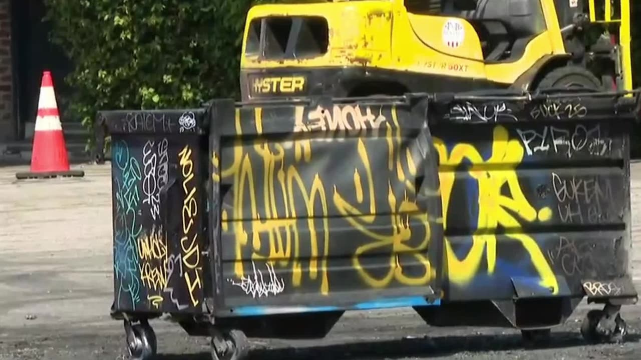 Multitud provoca disturbios y prende fuego a un automóvil durante evento de patinetas en Hollywood