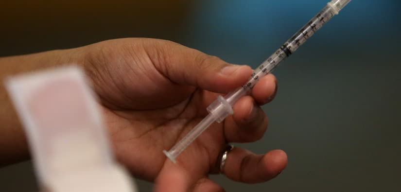 Sujeto amenaza con contagiar de VIH con una jeringa a los empleados de una tienda mientras asalta el establecimiento, indica policía de Durham