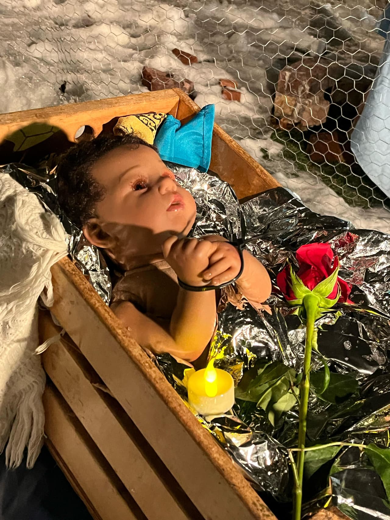 Una iglesia cristiana del área de Chicago, Illinois desató 
<b>una fuerte polémica al instalar un nacimiento navideño inspirado en la política migratoria de la <a href="https://www.univision.com/local/chicago-wgbo/patrulla-fronteriza-operativos-cicero-chicago" target="_blank">Administración Trump. </a></b>
<br>
<br>En la escena, el niño Jesús aparece esposado y envuelto en papel aluminio, similar al usado en centros de detención migratoria, mientras la Virgen María porta una máscara antigás.