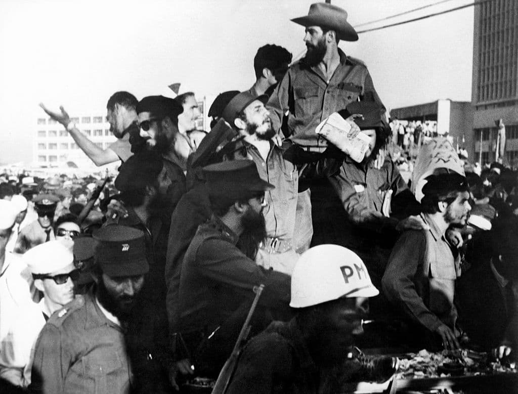 Además de Camilo Cienfuegos (I), Ernesto 'El Che' Guevara acompañó a Castro en su entrada triunfal a La Habana en enero de 1959.