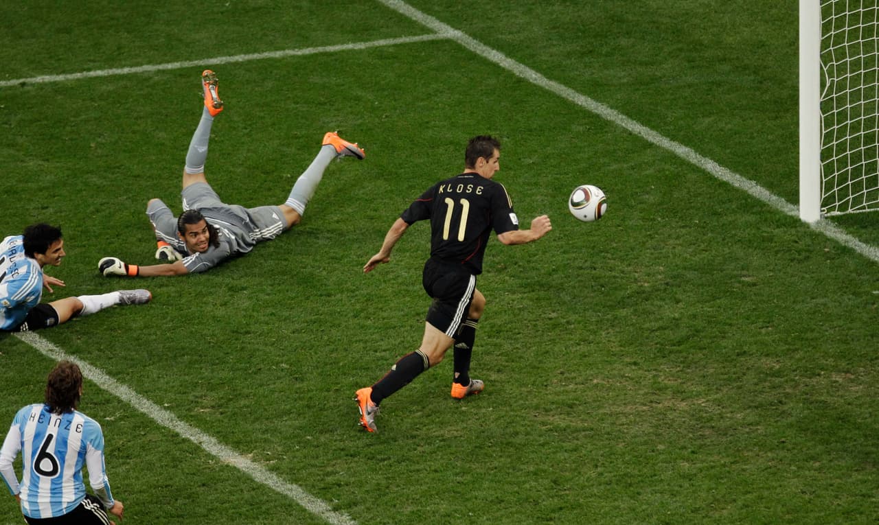 <b>El bombardero alemán</b>
<br>- Este fue uno de los apodos que marcaron la carrera de Klose, pero el teutón la hizo valer
<br>- Más allá de que algunos de sus goles no representaron una gran dificultad, como se aprecia en esta imagen, la realidad es que Klose siempre estaba en el momento oportuno y su constancia le otorgó múltiples distinciones, campeonatos y, por supuesto, ostentar la marca de más anotaciones en la justa futbolística más importante del mundo.