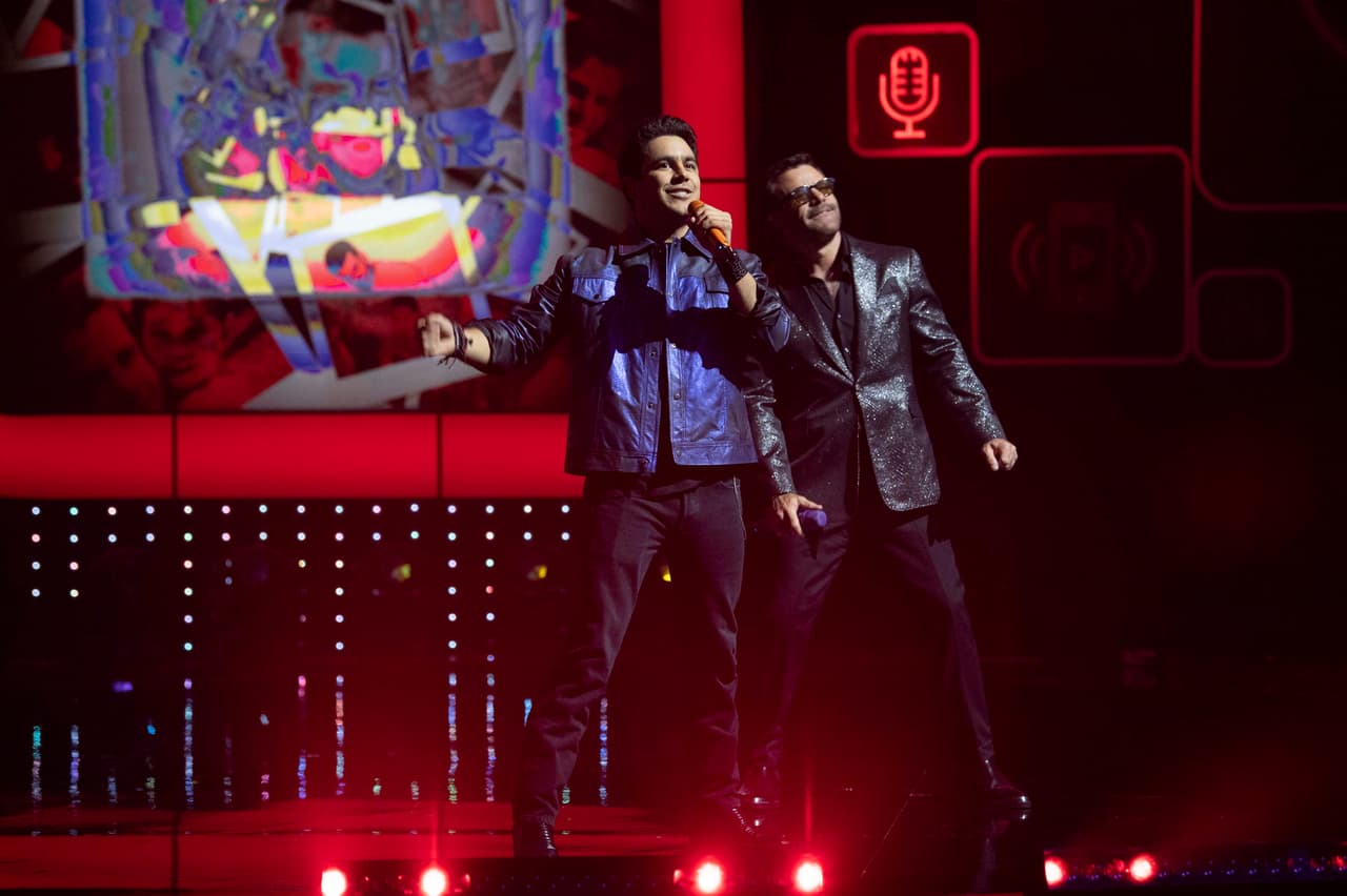 El hijo de la también actriz Biby Gaytán no dejaba de hacer gestos chistosos durante la actuación de su papá. Además, cuando Eduardo Capetillo 
<u><b><a href="https://www.univision.com/shows/juego-de-voces/alicia-villareal-se-puso-a-perrear-por-culpa-de-su-hija-melenie-juego-de-voces-video" target="_blank">se paró a perrear junto a Alicia Villarreal</a></b></u>, el joven participante pidió que le tomaran fotos para mostrárselas después a su mamá.