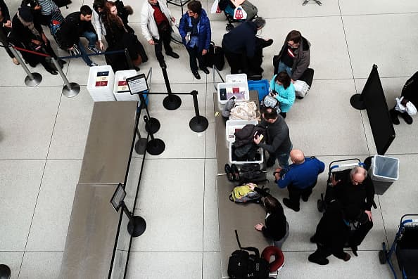 Aunque lo detesten, quienes quieren montarse en un avión tienen que quitarse los zapatos y sacar las computadoras de sus bultos. Parece no existir una forma de hacer este proceso más rápido.
