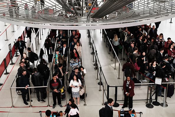 La Ciudad de Nueva York se encuentra bajo alerta tras los ataques terroristas en Bruselas. Se toman mayores precauciones en el aeropuerto John F. Kennedy, donde las filas parecen no tener fin.