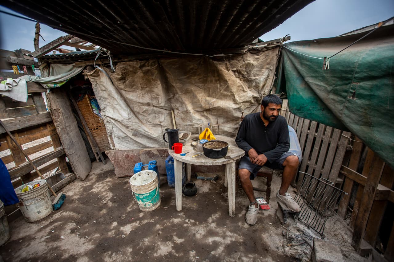 <b>Claudio Sosa</b>, de 29 años, de la provincia de Salta, consigue ropa en el vertedero donde busca cosas para reciclar, lo que le genera unos 60 dólares por mes. Obrero de la construcción que no encuentra trabajo, Sosa se fue de la casa de su madre y se construyó una modesta vivienda de madera, lona plastificada y ladrillos que encontró en la calle. Tiene una sola lamparita. Dado que no consigue trabajo en la construcción, dice que seguirá escarbando en el vertedero en busca de cartones y plásticos que pueda vender.