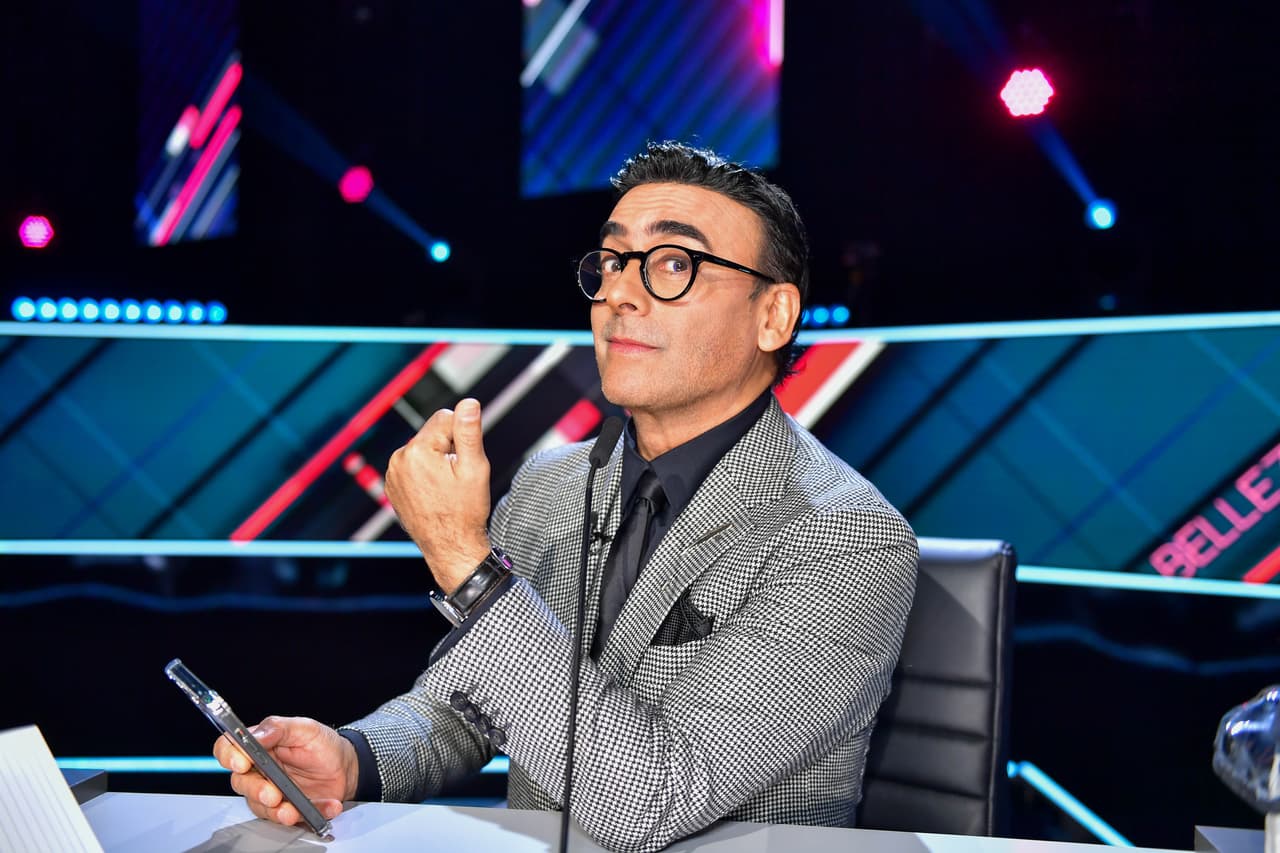 Adal Ramones optó por colores muy elegantes, que aunque podríamos considerar demasiado sobrios, la forma en que los combinó le permitieron no lucir demasiado formal.