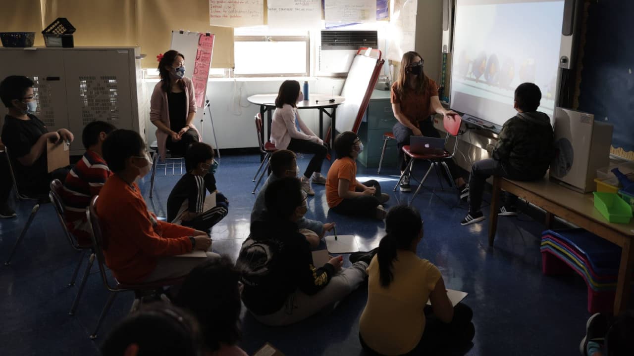 Así puedes solicitar la ayuda y recibir hasta $2,500 de SRP si eres un maestro de Arizona