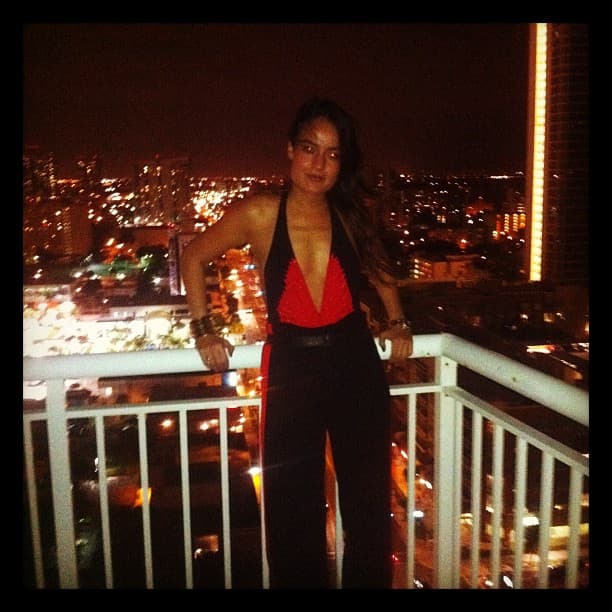 Vive en la zona de Beverly Glen de esa ciudad.