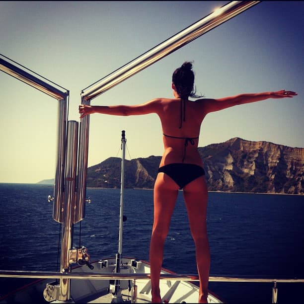 La belleza habla francés tras ser criada por sus padres franceses.