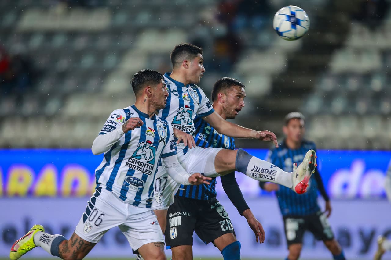 Los Tuzos se fueron con ventaja al descanso tras los tantos de Nicolás Ibáñez y Luis Chávez, pero Ángel Sepúlveda rescató el empate para los Gallos; José Angulo había adelantado a los visitantes.