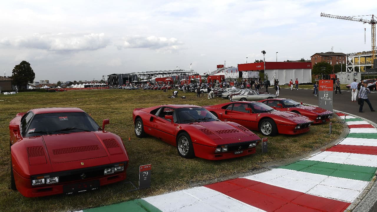 La pista de Fiorano fue el lugar perfecto para que Ferrari expusiera algunos de sus ejemplares más representativos y codiciados. Aquí en la imagen vemos algunas ediciones del famoso modelo GTO, las cuales participaron en el 
<b>Concurso de la Elegancia </b>organizado para elegir al 'Best of the show'.