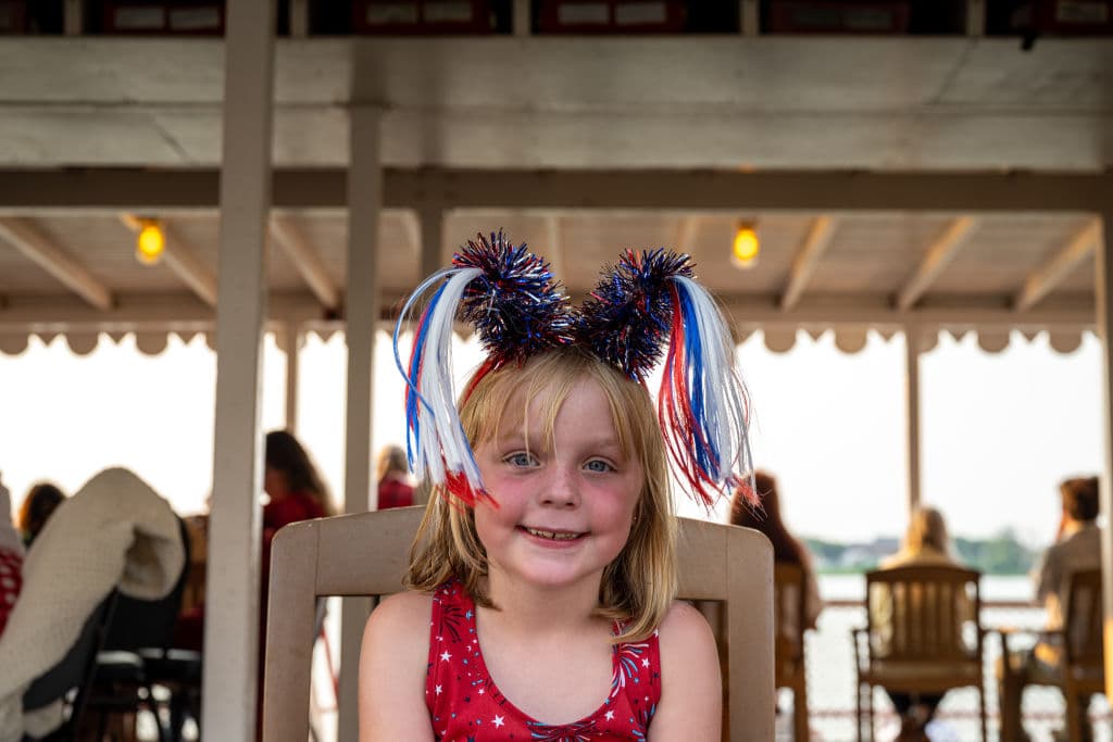 La celebración de este
<a href="https://www.univision.com/temas/4-de-julio">4 de julio de 2021</a> tuvo un tinte especial debido a que era la fecha límite que la administración Biden había puesto para llegar al
<a href="https://www.univision.com/noticias/salud/biden-no-alcanzo-sus-metas-de-vacunacion-para-este-4-de-julio">70% de la población adulta de EEUU vacunada</a> con al menos una dosis. En la imagen, una niña vestida con los colores de la bandera de EEUU durante una celebración en barco
<b>en Louisville, Kentucky. </b>
<br>