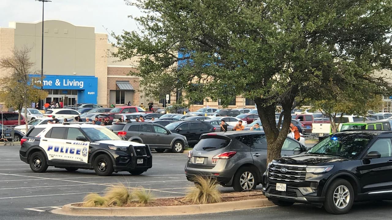 Oficiales de la Policía de Dallas acordonaron parte del estacionamiento del Walmart en 9301 Forest Lane, tras un tiroteo.