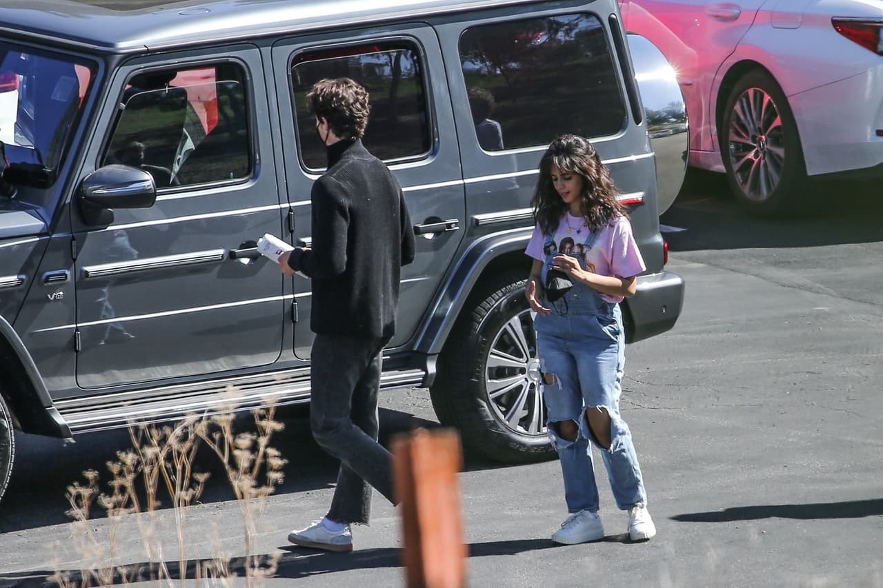 De hecho, la semana pasada, la pareja fue fotografiada cerca de la camioneta cuando acudieron a un centro de pruebas para diagnóstico de covid-19 en Los Ángeles. 
<br>