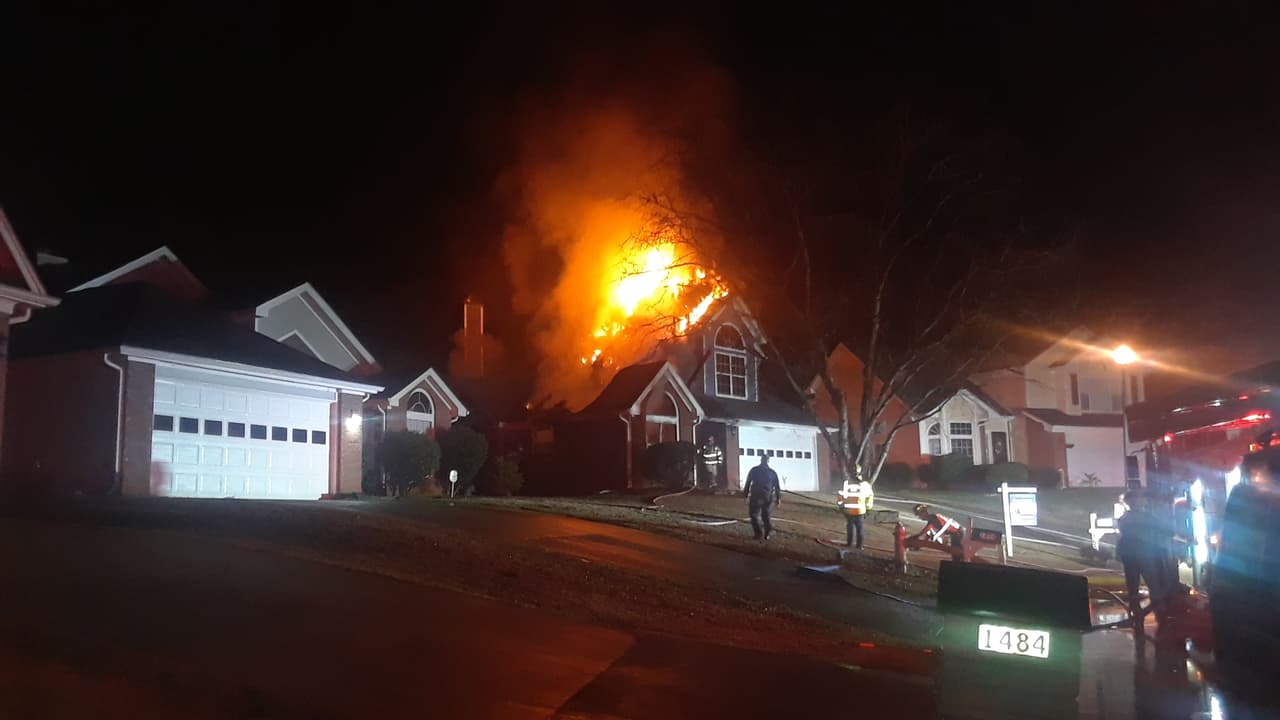 El fuego se reportó alrededor de la 1:46 am en la cuadra 1500 de Watercrest Circle, NW. Una persona llamó al 911 y dijo que miraba llamas que salían de la vivienda.