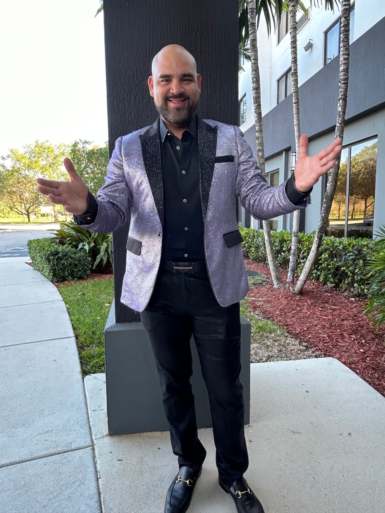 Y, sin duda, 
<b><a href="https://www.univision.com/temas/raul-molinar-el-pelon">El Pelón</a></b> se lució con un saco estilo tuxedo brillante, el cual portó con mucha elegancia.