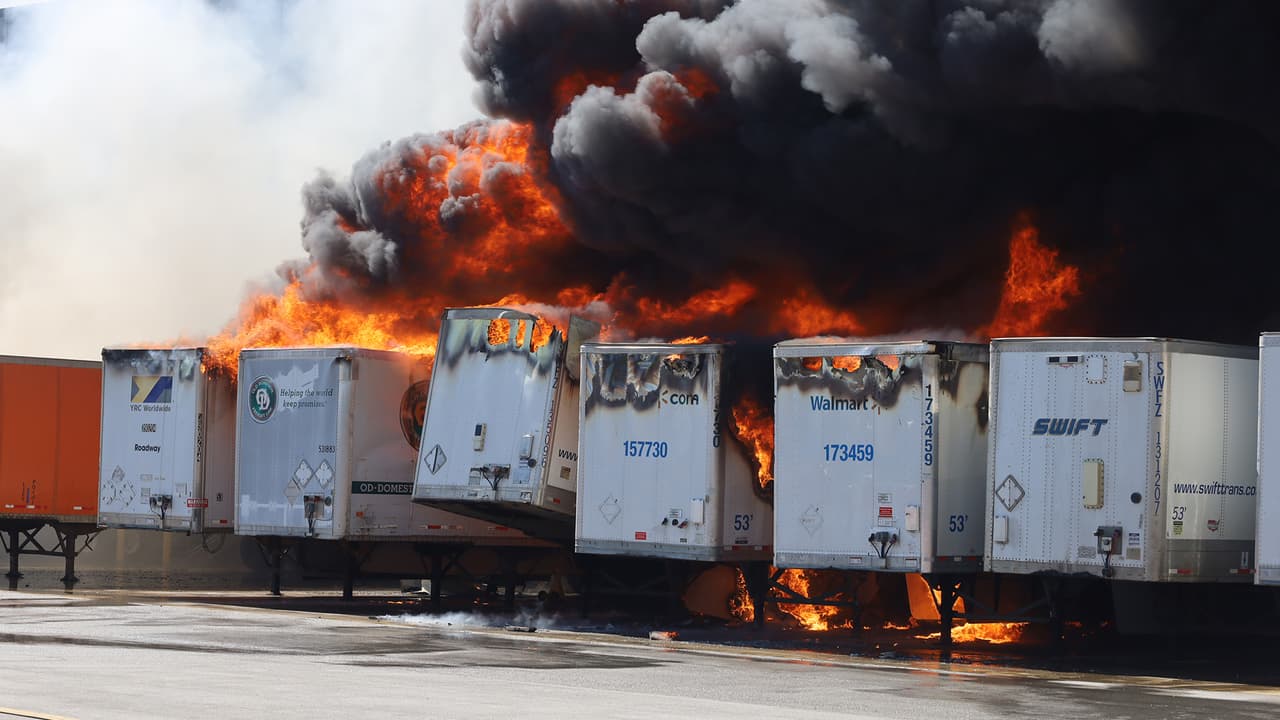 "Incendio masivo": fuego consume centro de distribución de Walmart en Indiana