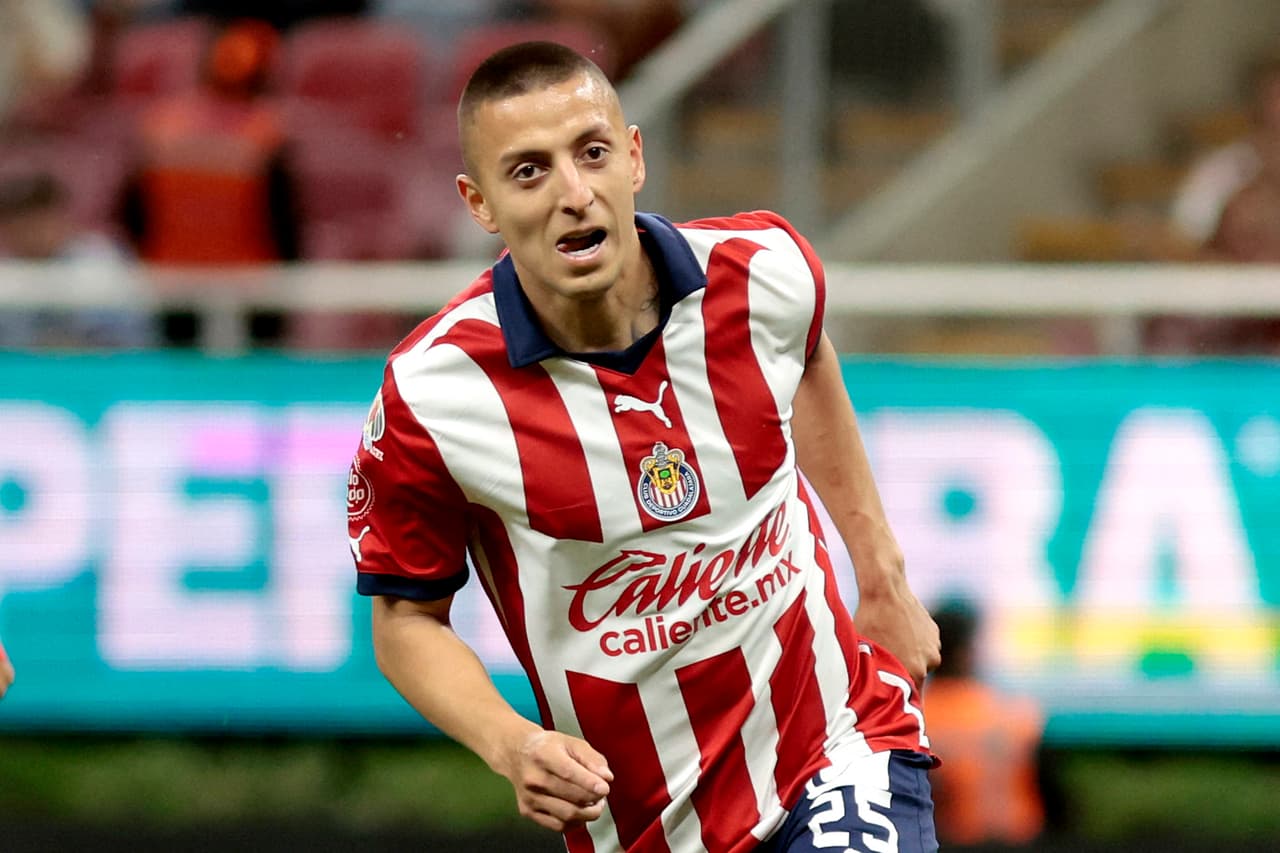 ¿'Piojo' Alvarado se va de Chivas? Flamengo lanza nueva oferta millonaria