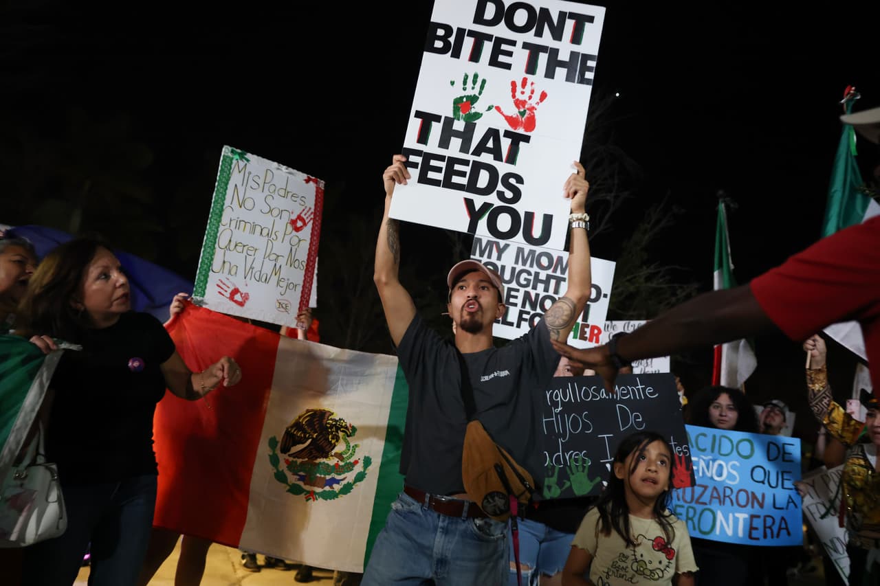 "No muerdas, las manos que te alimentan", era otro mensaje haciendo referencia al trabajo de los inmigrantes campesinos en EEUU.