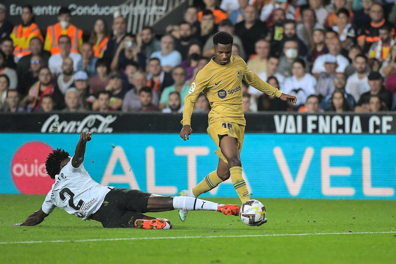 Barcelona venció de último minuto 0-1 al Valencia en Mestalla con un gol cardíaco de Robert Lewandowski; los Chés perdieron a Cavani por lesión.
