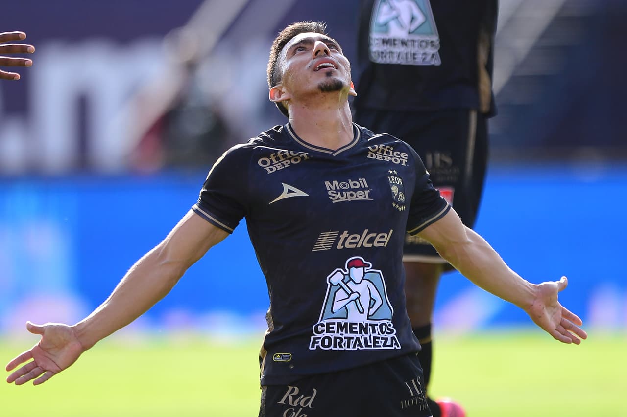 Mena celebrando gol para su equipo