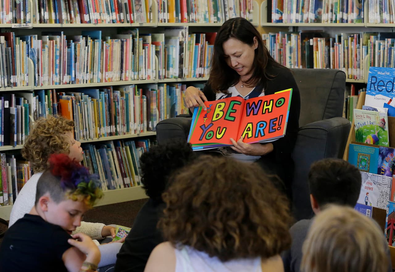 Los 
<a href="https://www.hrw.org/es/world-report/2016/country-chapters/285053"><u>reportes de Human Rights Watch</u></a> indican que los niños y adolescentes transgénero
<b> son el blanco de ataques de todo tipo en el ámbito escolar</b>. También pueden ser obligados a usar un uniforme basado en su género asignado al nacer.
<br>