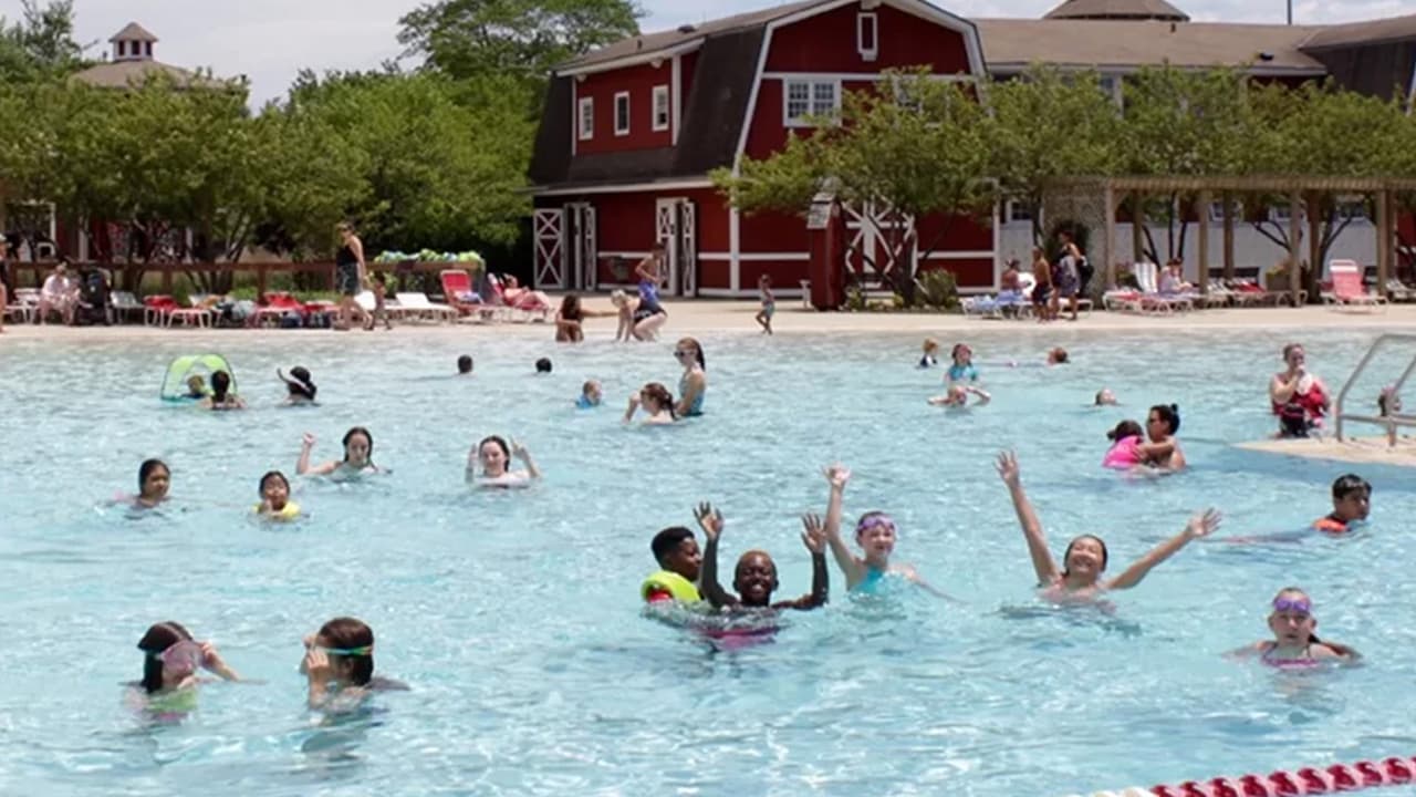 <h3 class="cms-H3-H3"><b>Splash Country</b></h3>
<br>Este parque acuático en Aurora ofrece atracciones para toda la familia, desde albercas infantiles hasta el segundo río lento más grande de Illinois, toboganes y hasta canchas de voleyball de playa. Más información, en 
<a href="https://www.splashcountry.info/" target="_blank">la página del parque</a>. 
<br>
<br>
<b>¿Dónde?</b>
<br>Splash Country Aurora 195 S Barnes Rd. (Aurora, IL 60506)
<br>
<br>
<b>¿Costo?</b>
<br>El costo de los accesos por un día va de los 12 a los 13 dólares, dependiendo del día de la semana, con tarifa especial para residentes de Aurora.