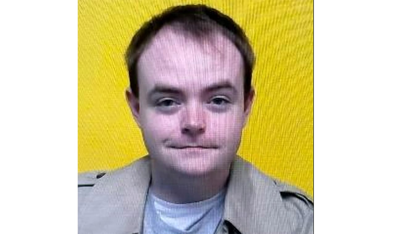 Una imagen provista por el Departamento de Policía de Riverside que muestra a Austin Lee Edwards, sospechoso de un triple asesinato ocurrido el pasado viernes 25 de noviembre.