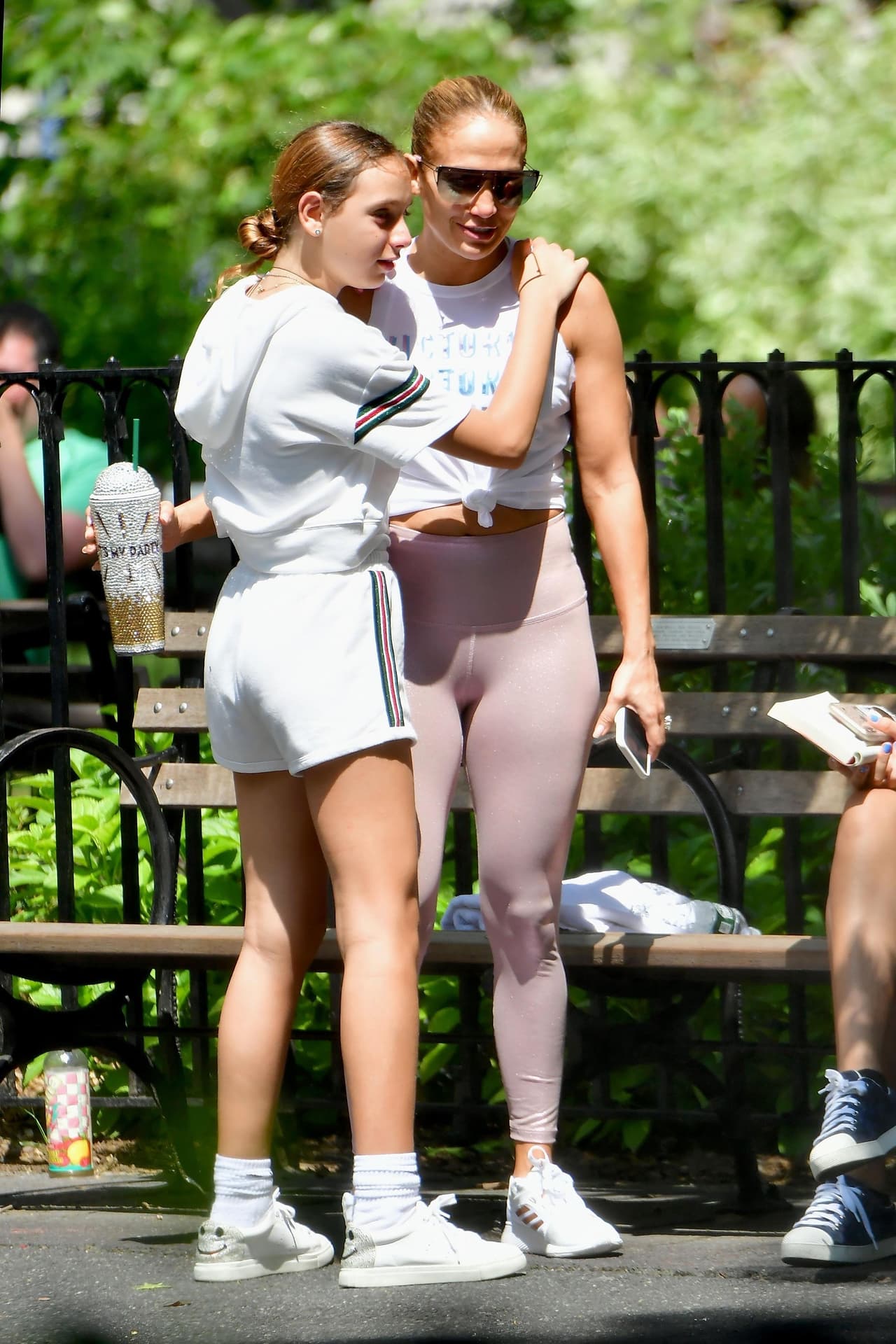 A la intérprete se le vio pasar muy buen tiempo con Emme, quien ya casi alcanza la estatura de su madre, de acuerdo con 
<a href="https://www.dailymail.co.uk/tvshowbiz/article-7242409/Jennifer-Lopez-flaunts-toned-abs-steps-cropped-meet-kids-ahead-playing-MSG.html" target="_blank">The Telegraph. </a>
<br>