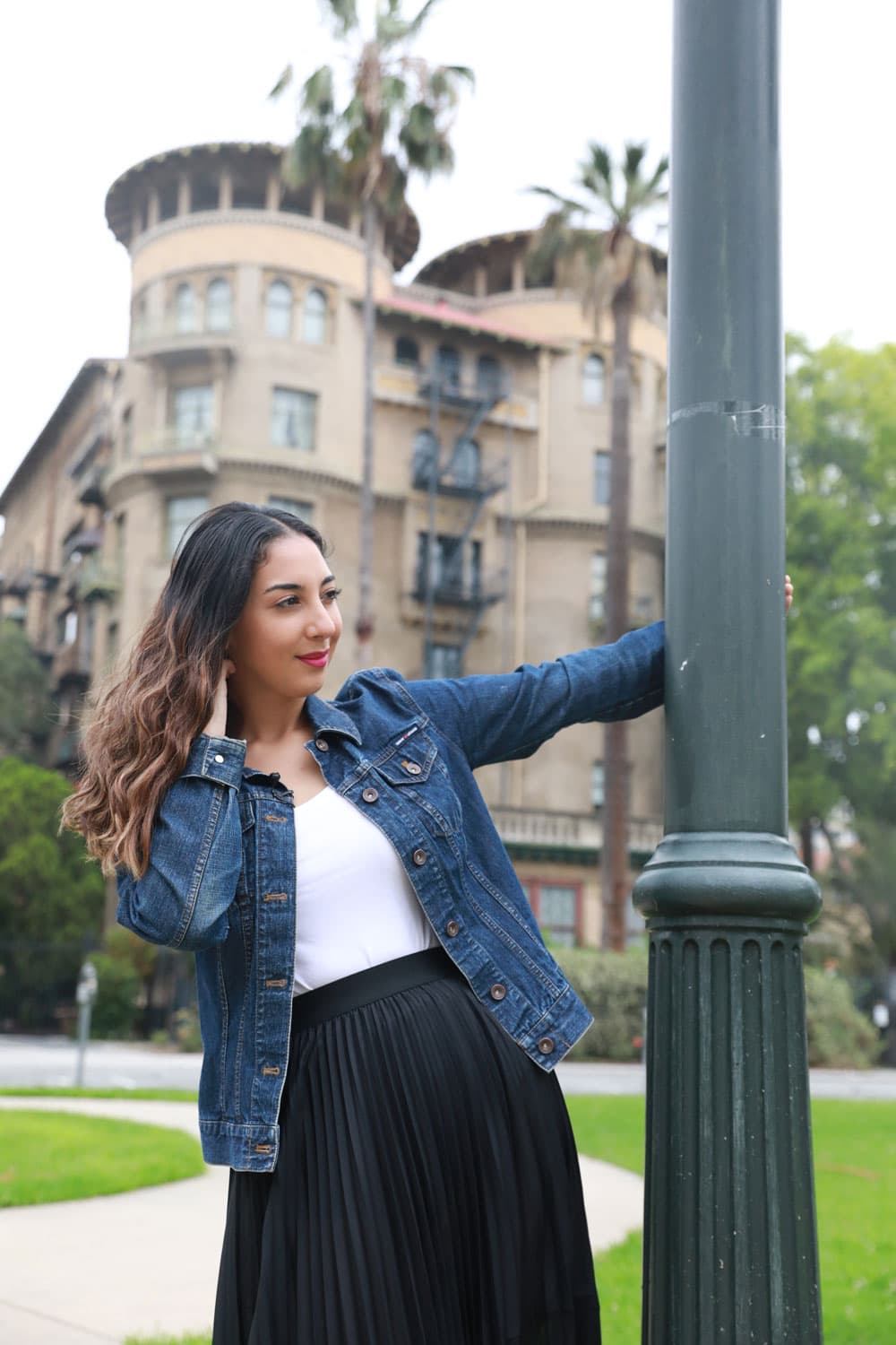 La locutora tapatía lució como toda una modelo durante sus pasos por la ciudad.