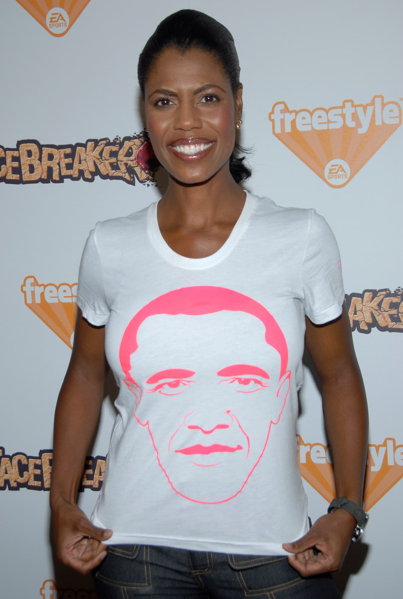 La ex funcionaria de la Casa Blanca en la administración de Donald Trump trabajó en la primera campaña electoral de Barack Obama en Ohio. En la fotografía, Omarosa viste una camiseta con el rostro de Barack Obama en la fiesta de lanzamiento de un videojuego en Los Ángeles, en septiembre de 2008.