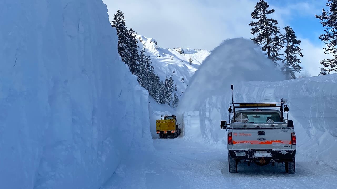 El paso de los 
<a href="https://www.univision.com/local/sacramento-kuvs/que-son-rios-atmosfericos-afectan-california-por-que-son-peligrosos">ríos atmosféricos</a> sobre California han dejado niveles de nieve superiores a los esperados, provocando impactantes imágenes en toda la región de la Sierra.