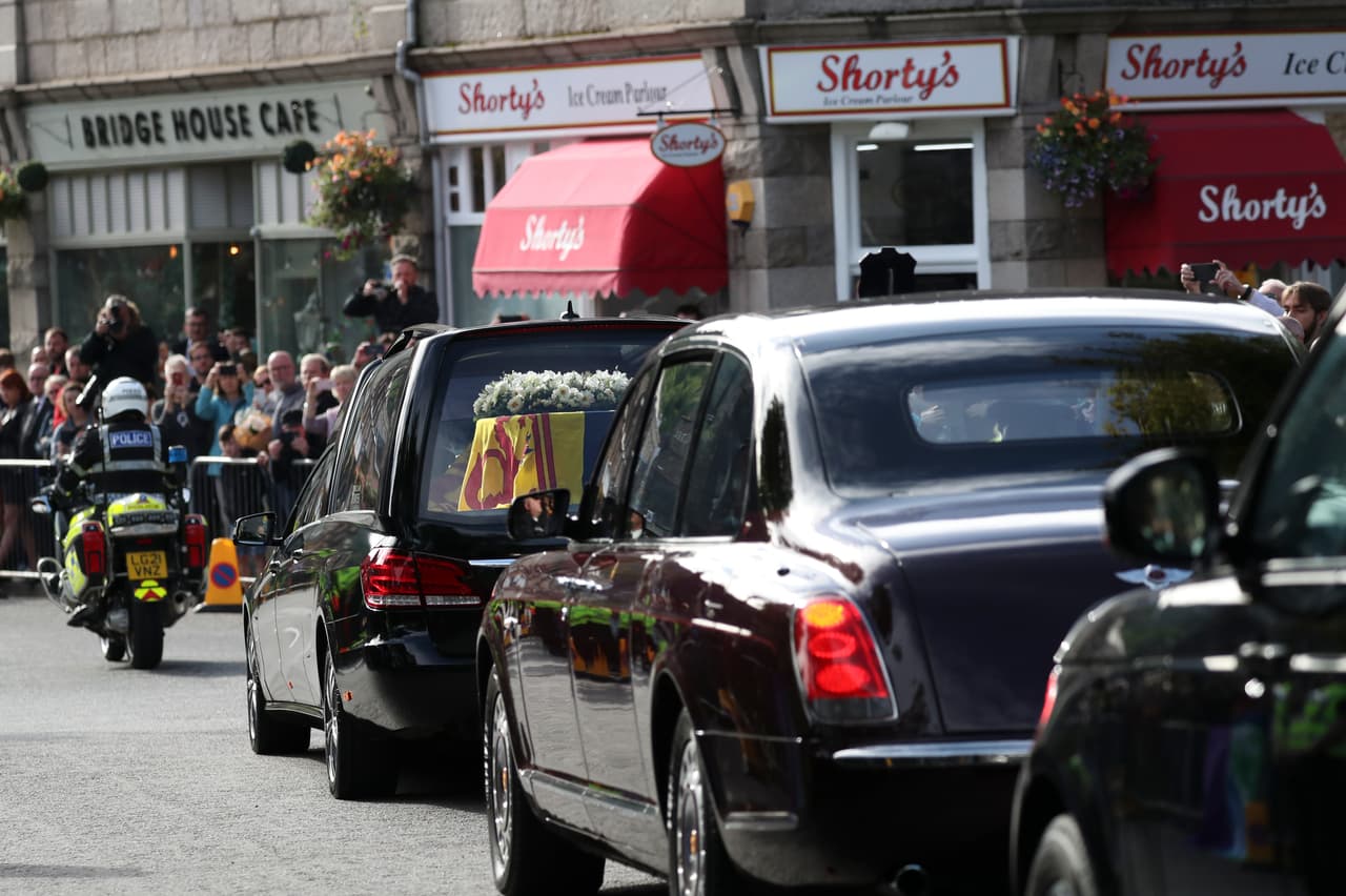 El público se ainea al paso del cortejo fúnebre de la reina Isabel II en las calles de Ballater, Escocia, un pueblo cercano al Castillo de Balmoral.