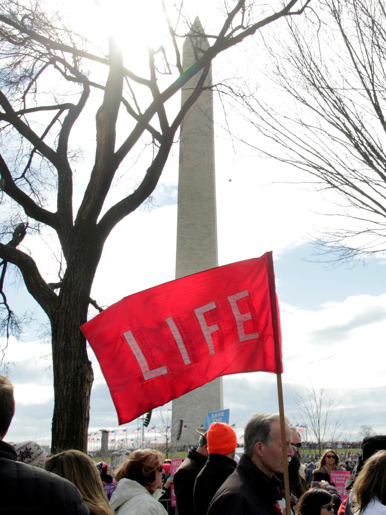 En sus primeras medidas como presidente, Trump 
<a href="http://www.univision.com/noticias/abortos/trump-firma-ley-para-prohibir-la-financiacion-de-grupos-de-salud-proaborto-internacionales">reinstauró una política</a> que prohíbe la ayuda estadounidense a organizaciones no gubernamentales en el extranjero que faciliten o promuevan el aborto. Esta decisión de Trump de 
<b>restablecer la prohibición de esos fondos ha encendido las alarmas</b>, pues aunque se trata de un tema que siempre ha sido polémico en cada cambio de administración, este primer cambio marca de entrada la línea de manejo del nuevo presidente sobre los asuntos de la salud reproductiva de la mujer, la planificación familiar y por supuesto el aborto. (Foto/Reuters)