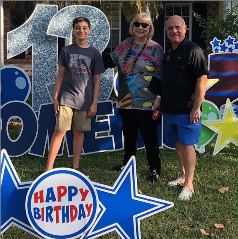 La feliz abuela compartió esta imagen con un cariñoso mensaje para él: "Hoy hace trece años nació mi primer nieto y aquí junto a Marcos estamos celebrando su cumpleaños. Gracias Domenic, mi niño bello, por tantas alegrías. Que Dios siempre te bendiga. Con @czamp7 y @zampierilaw", escribió.