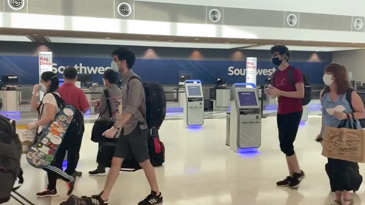 Otro impacto que el precio del combustible está teniendo es en los boletos de avión, expertos predicen que habrá un aumento del 7% mensual por lo menos hasta el mes de junio.
<br>