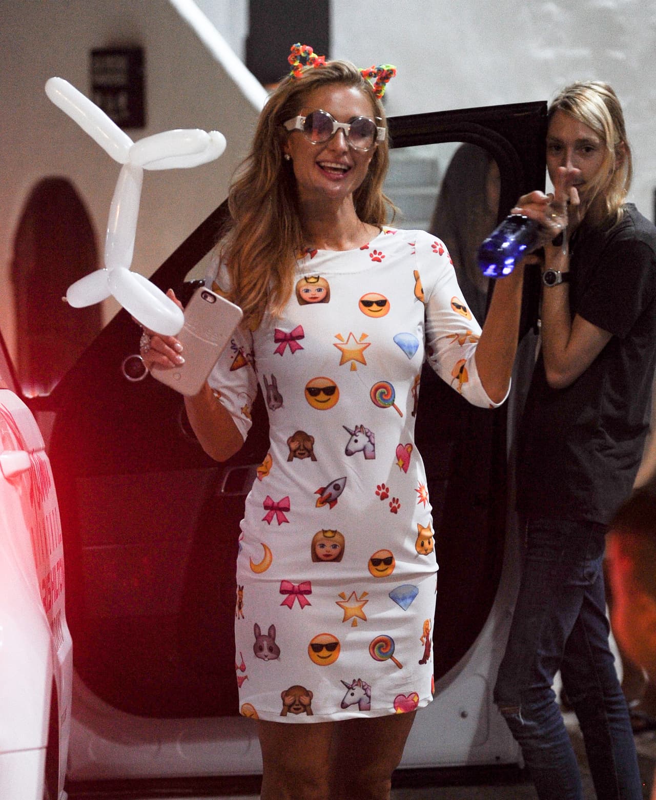 De entrada, mira su curioso y genial vestido hecho de puros "emojis".