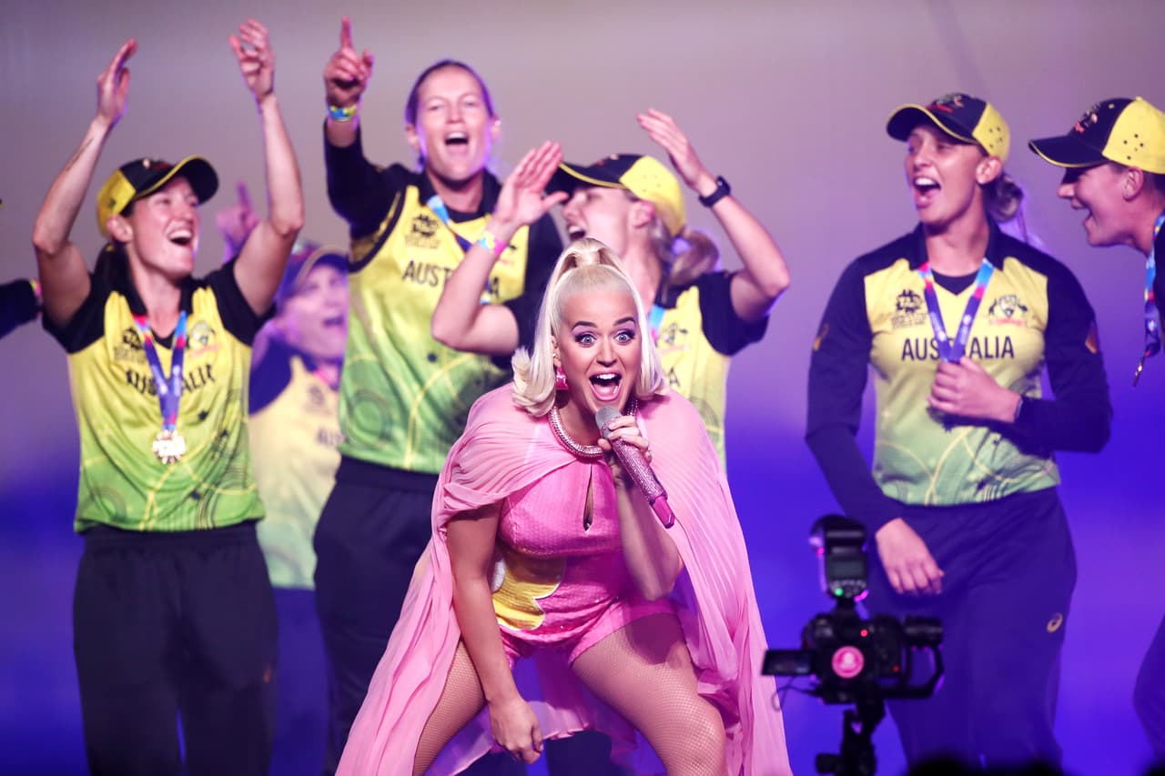 La intérprete de 'Dark Horse' ha sido vista de compras con Flynn, su hijastro de 9 años.