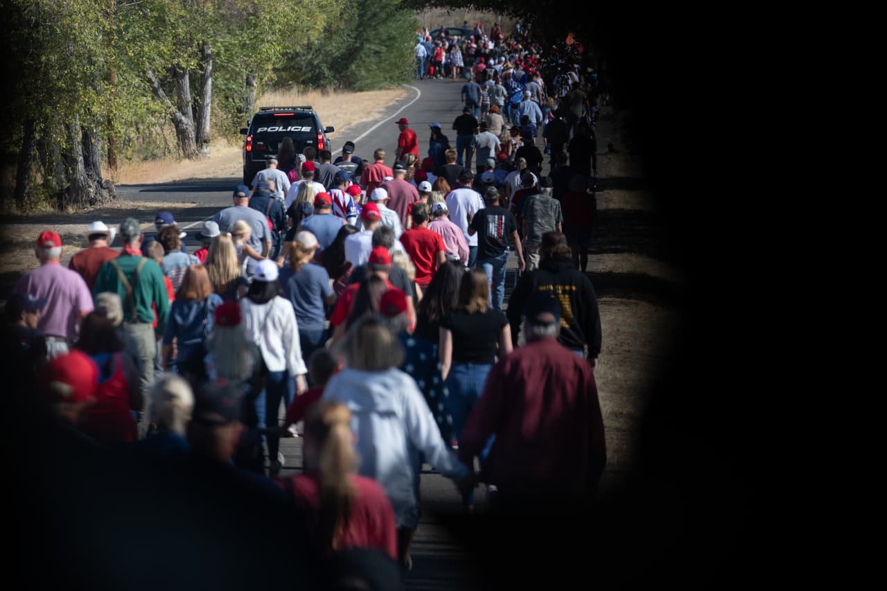 Un grupo de personas rumbo a un mitin de campaña "Make America Great Again" del presidente Donald Trump en el Aeropuerto Regional en Prescott, Arizona.