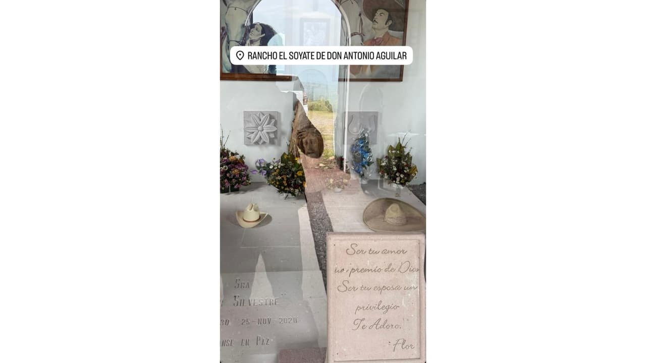 Nodal visitó la tumba de Flor Silvestre y Antonio Aguilar.