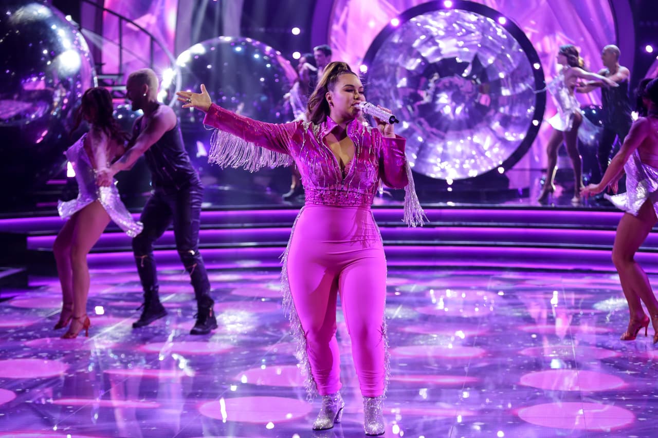 Acompañada de un grupo de bailarines, Chiquis demostró que su tema tiene mucho ritmo.