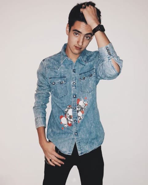 Él es 
<b>Sebastián Poza</b>, hijo del galán de telenovelas 
<b><a href="http://www.univision.com/temas/jorge-poza">Jorge Poza</a></b>.