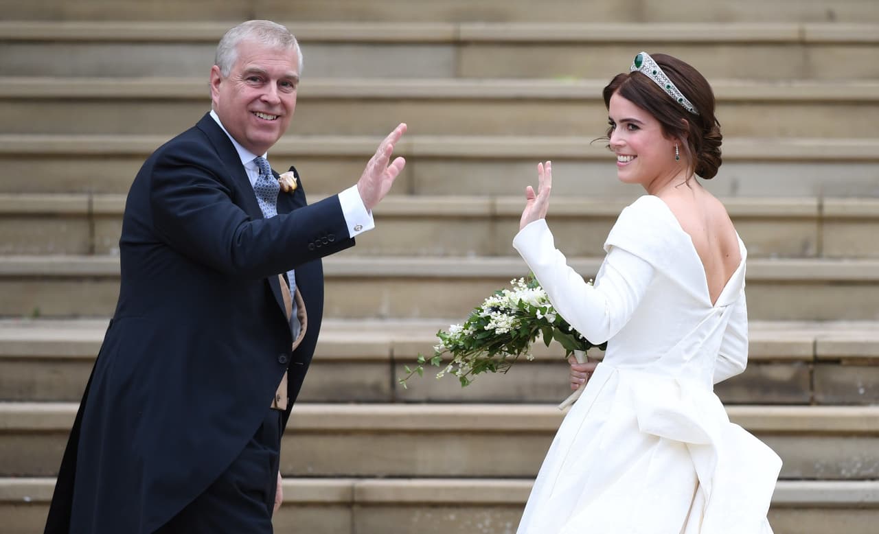 Otro fue la 
<b><a href="https://www.univision.com/entretenimiento/realeza/en-fotos-esta-es-la-historia-de-la-cicatriz-que-la-princesa-eugenie-presumio-en-su-boda-fotos" target="_blank">boda de la princesa Eugenie</a></b> con Jack Brooksbank el 12 de octubre de 2018. La ceremonia fue en la capilla de San Jorge del castillo de Windsor, mismo lugar en el que se casaron Meghan y Harry.