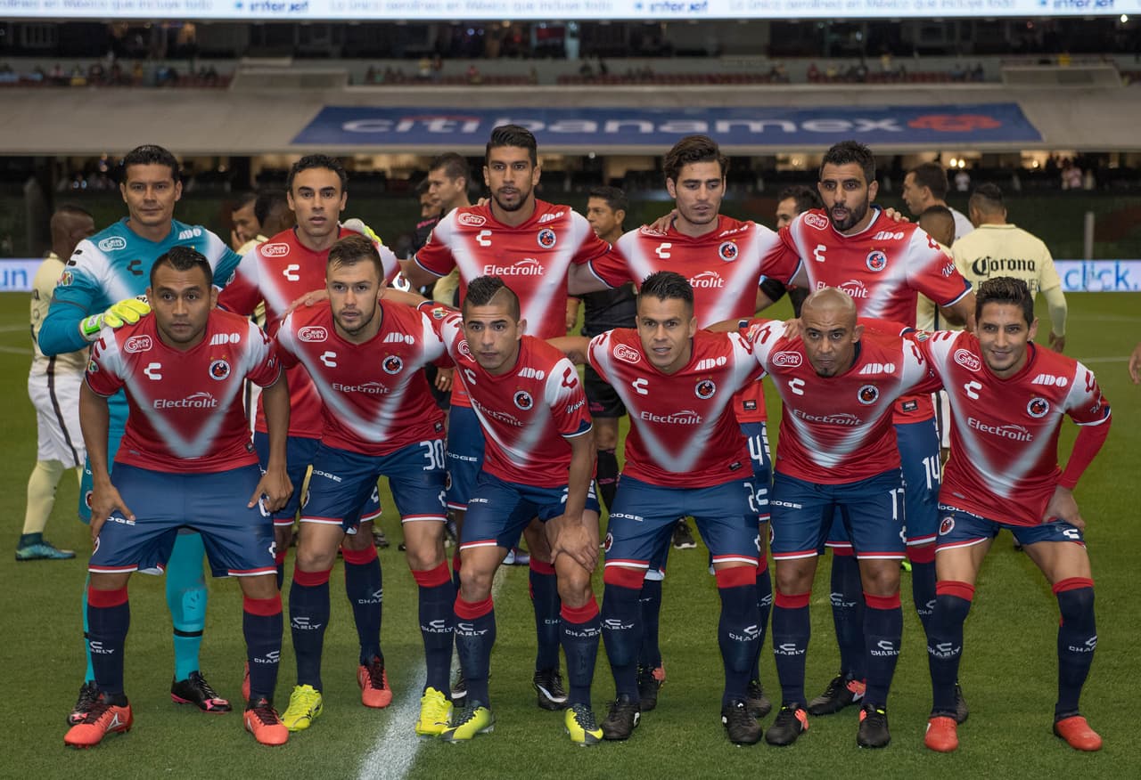 Veracruz se manifiesta contra el muro con tiburón tricolor