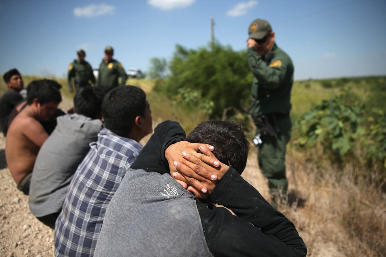 Un grupo de migrantes detenidos recientemente por la Patrulla Fronteriza en la frontera entre Texas y México.