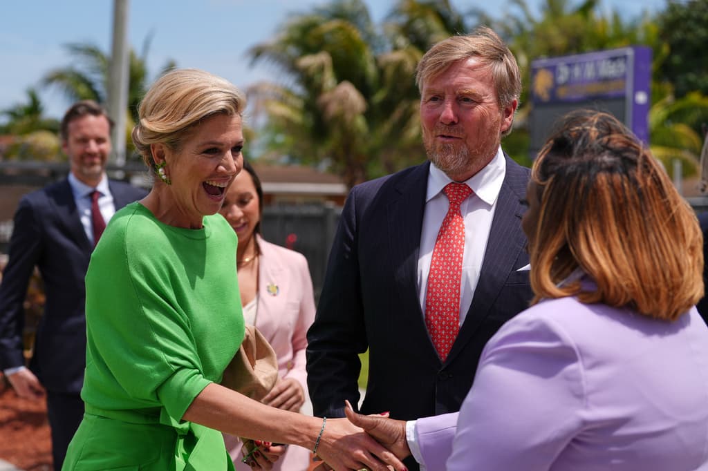 La doctora April Thompson-Williams, directora de la Dr. Henry W. Mack, recibe a la reina Máxima y al rey Guillermo.