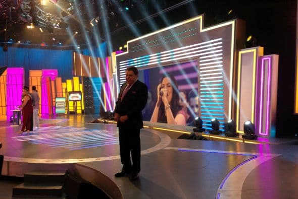 El set de grabación, a punto de apagar las luces. Don Francisco comienza sus palabras de despedida.