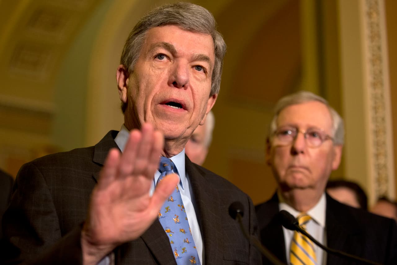 El senador republicano Roy Blunt, izquierda, y el presidente del bloque republicano en el Senado, Mitch McConnell