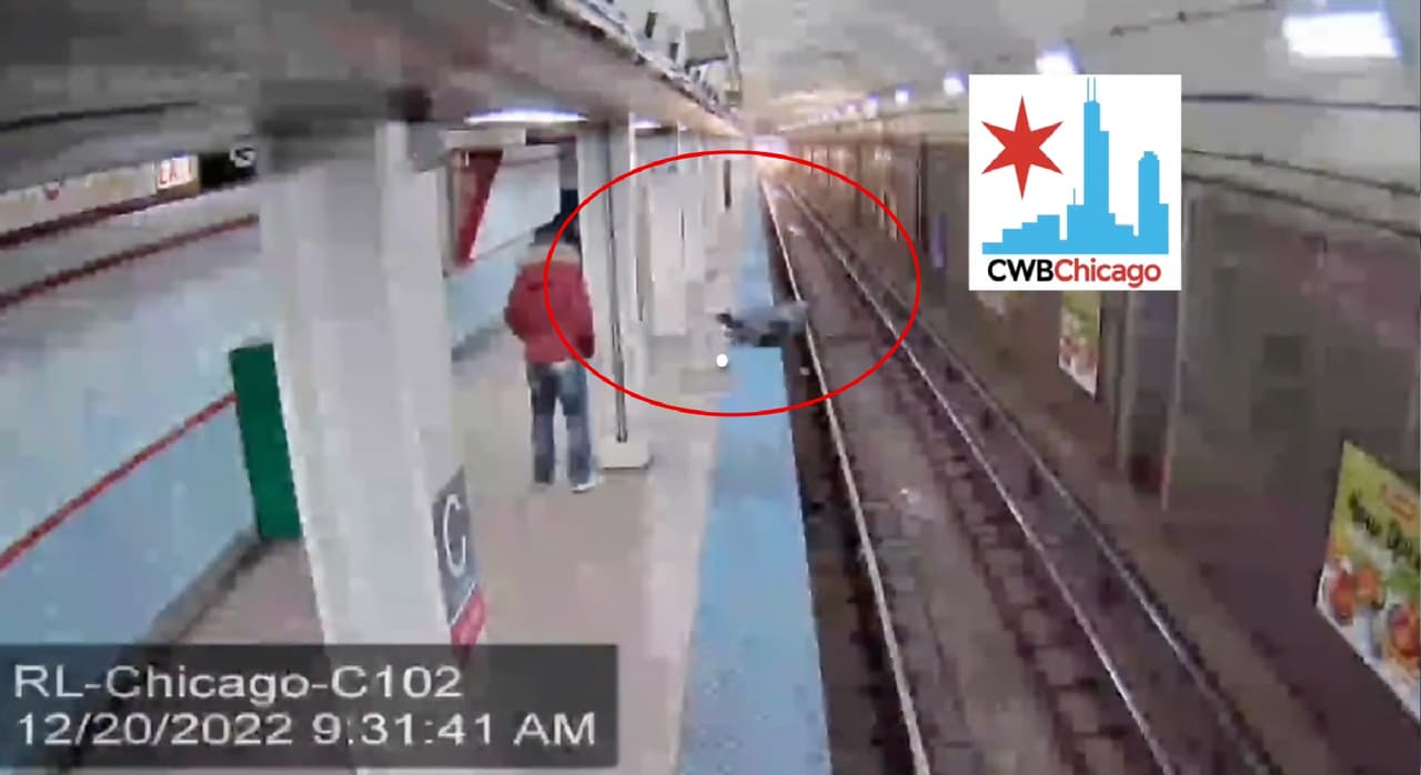 Captan en video a sujeto aventar a mujer en vías de CTA, el metro de Chicago